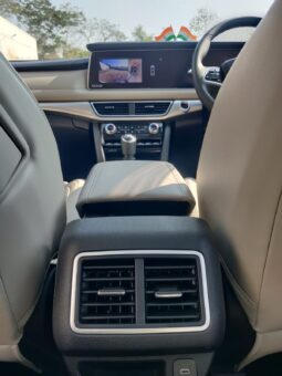 Mahindra XUV700 AX7 LUX PACK 7 STR full