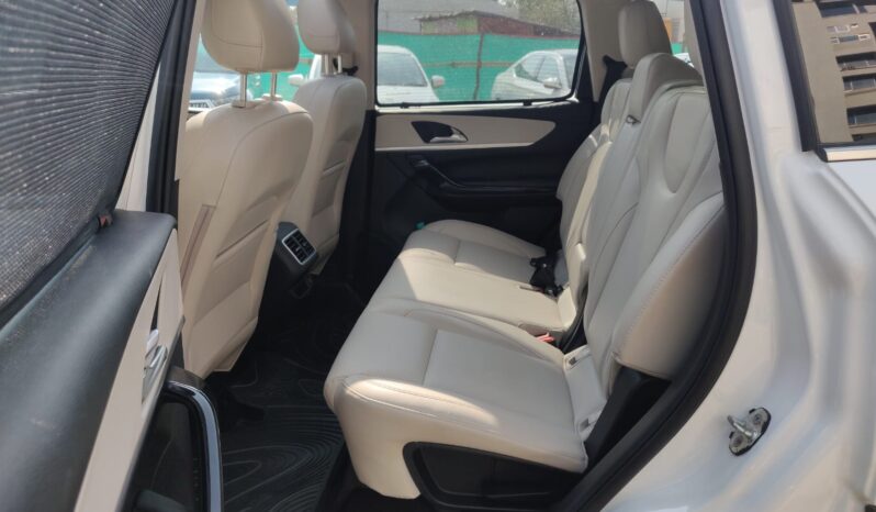 Mahindra XUV700 AX7 LUX PACK 7 STR full